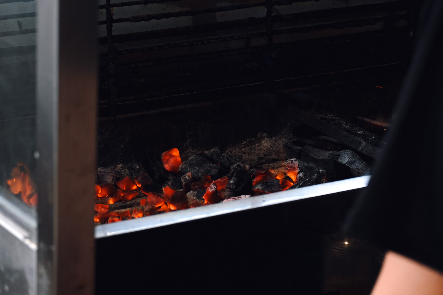 囍焰炭火串焼き。台中南屯串燒宵夜新開幕!龍眼炭燒烤當日食材、3種獨門撒料,紋甲花枝推薦必點 - 第2張圖