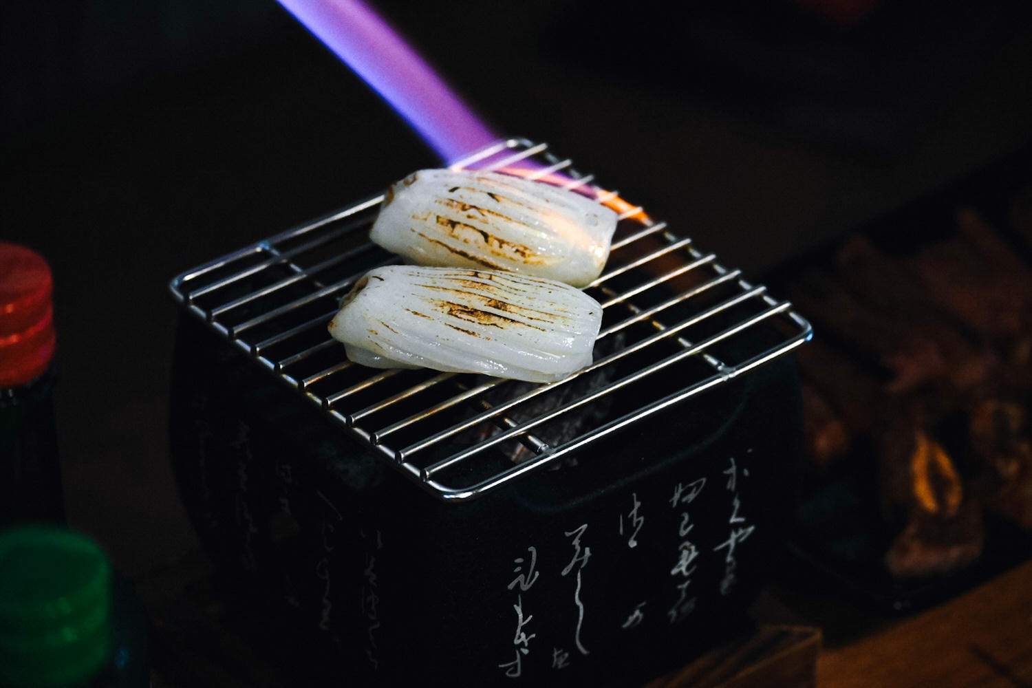 囍焰炭火串焼き。台中南屯串燒宵夜新開幕!龍眼炭燒烤當日食材、3種獨門撒料,紋甲花枝推薦必點 - 第3張圖
