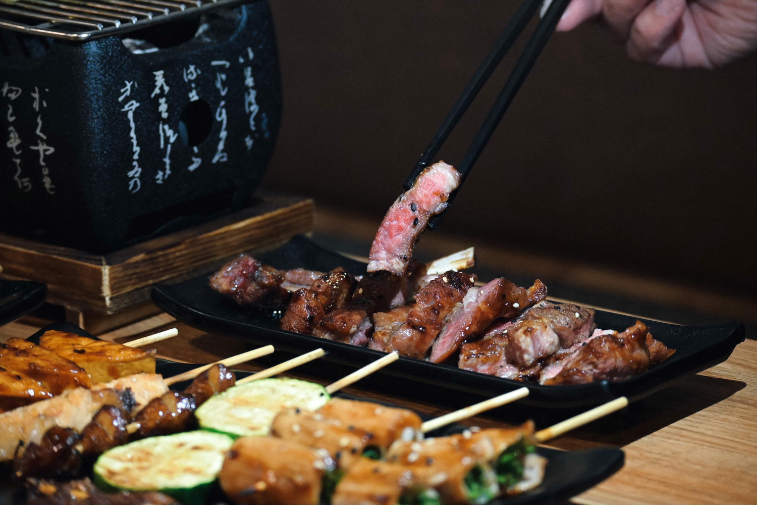 囍焰炭火串焼き。台中南屯串燒宵夜新開幕!龍眼炭燒烤當日食材、3種獨門撒料,紋甲花枝推薦必點 - 第23張圖
