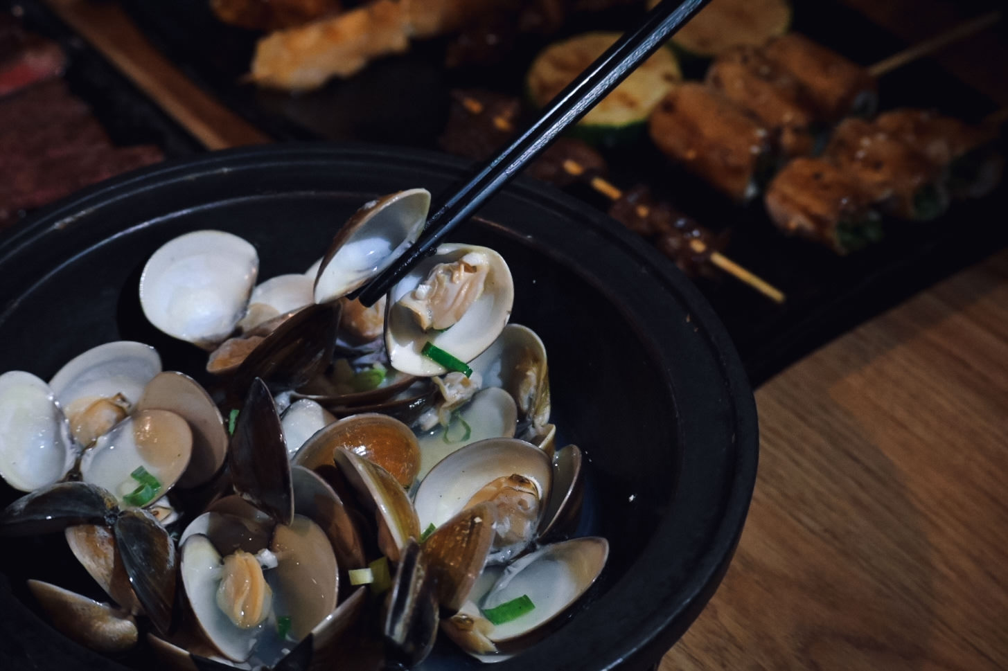 囍焰炭火串焼き。台中南屯串燒宵夜新開幕!龍眼炭燒烤當日食材、3種獨門撒料,紋甲花枝推薦必點 - 第33張圖