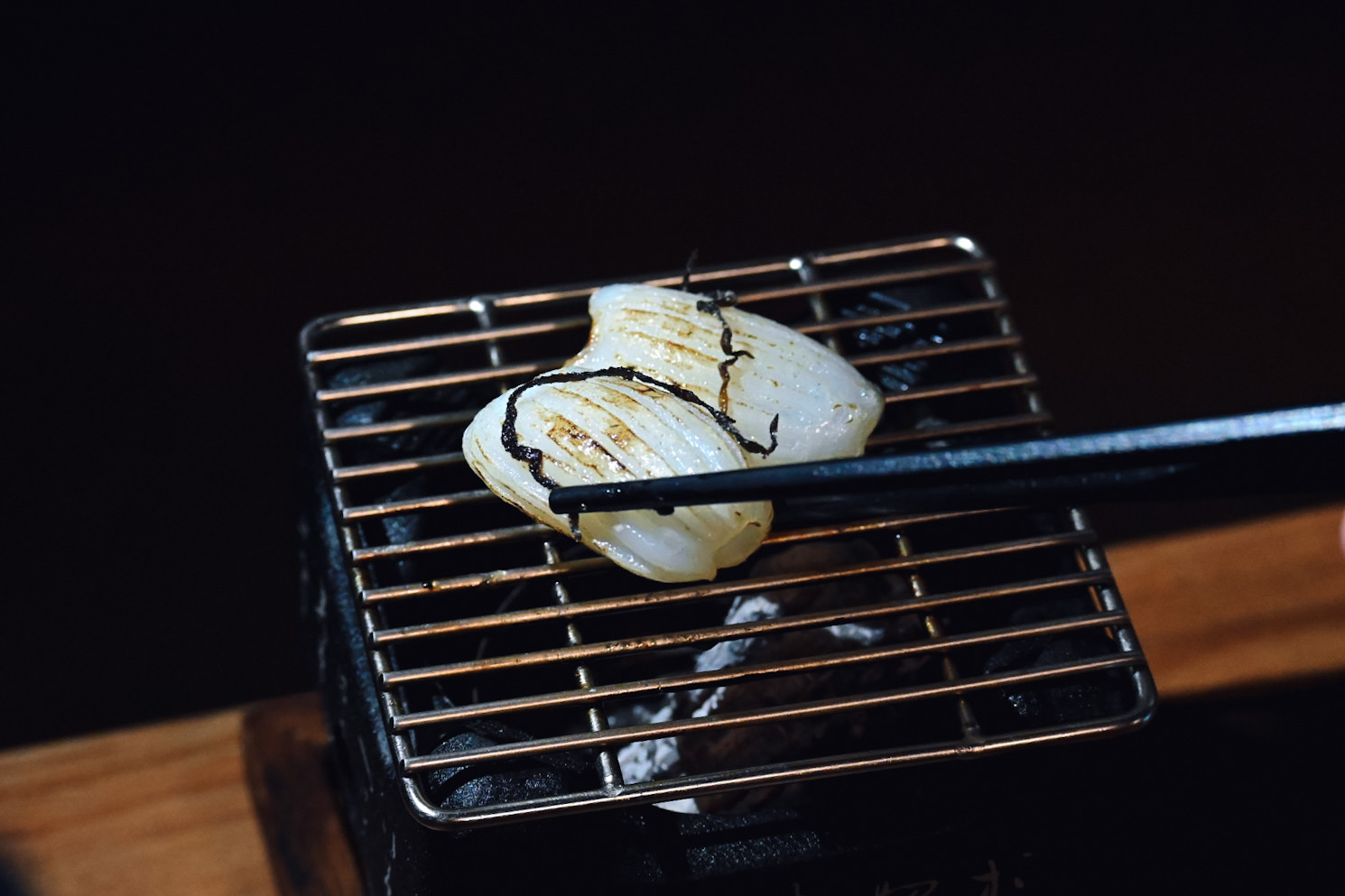 囍焰炭火串焼き。台中南屯串燒宵夜新開幕!龍眼炭燒烤當日食材、3種獨門撒料,紋甲花枝推薦必點 - 第30張圖