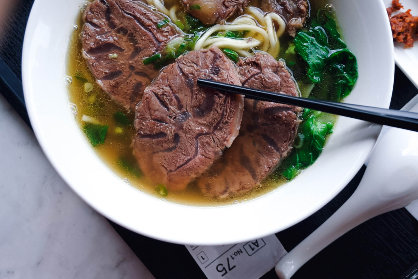 恩記牛肉麵。善導寺華山市場美食,除了阜杭豆漿、丘比手作土司早午餐不能錯過的金賞牛肉麵名店 - 第7張圖