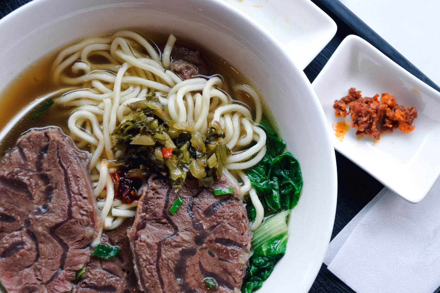 恩記牛肉麵。善導寺華山市場美食,除了阜杭豆漿、丘比手作土司早午餐不能錯過的金賞牛肉麵名店 - 第6張圖