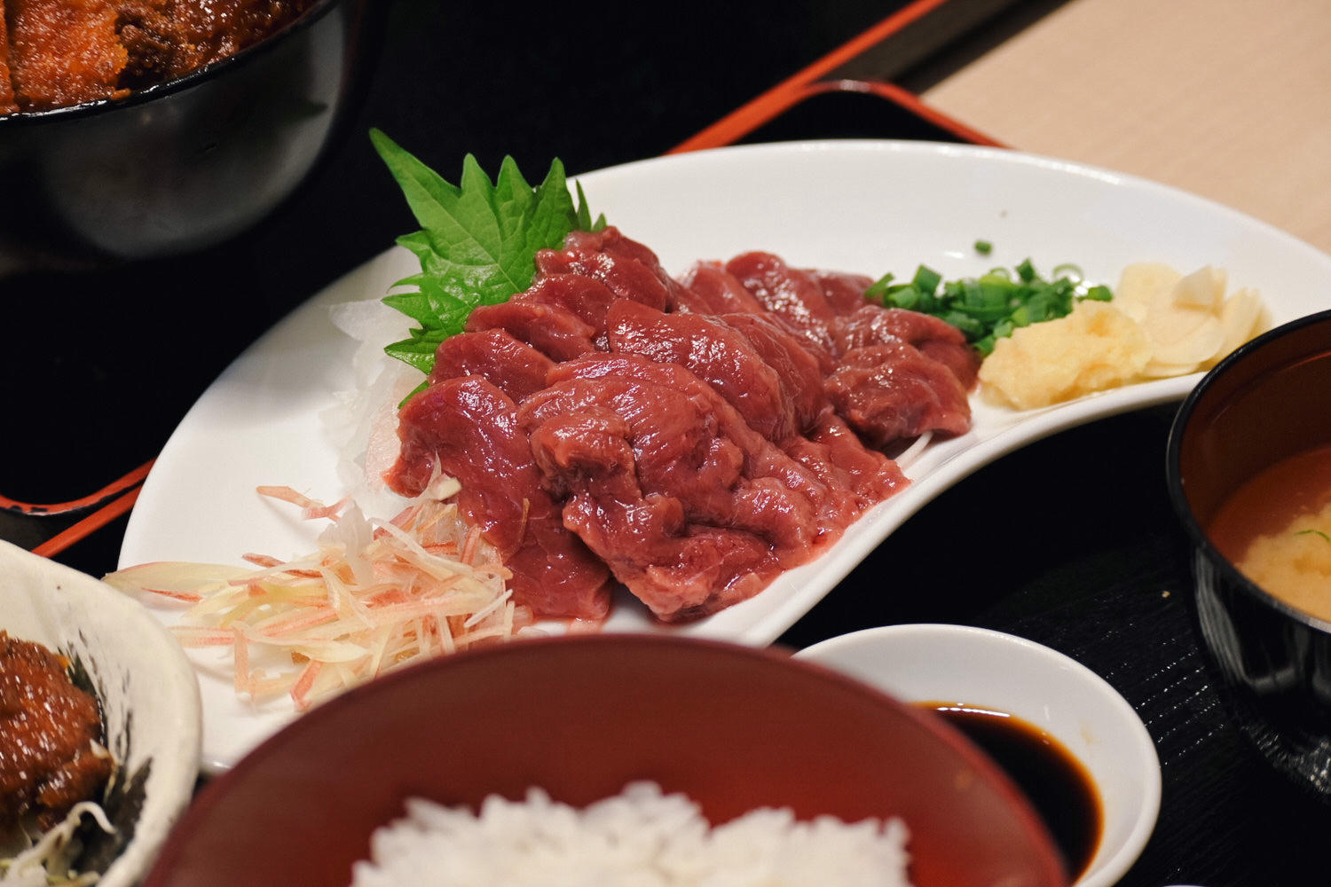 【4天3夜長野自由行】明治亭輕井澤店菜單|輕井澤王子outlet炸豬排名店醬汁豬排蓋飯、生馬肉太銷魂 - 第9張圖