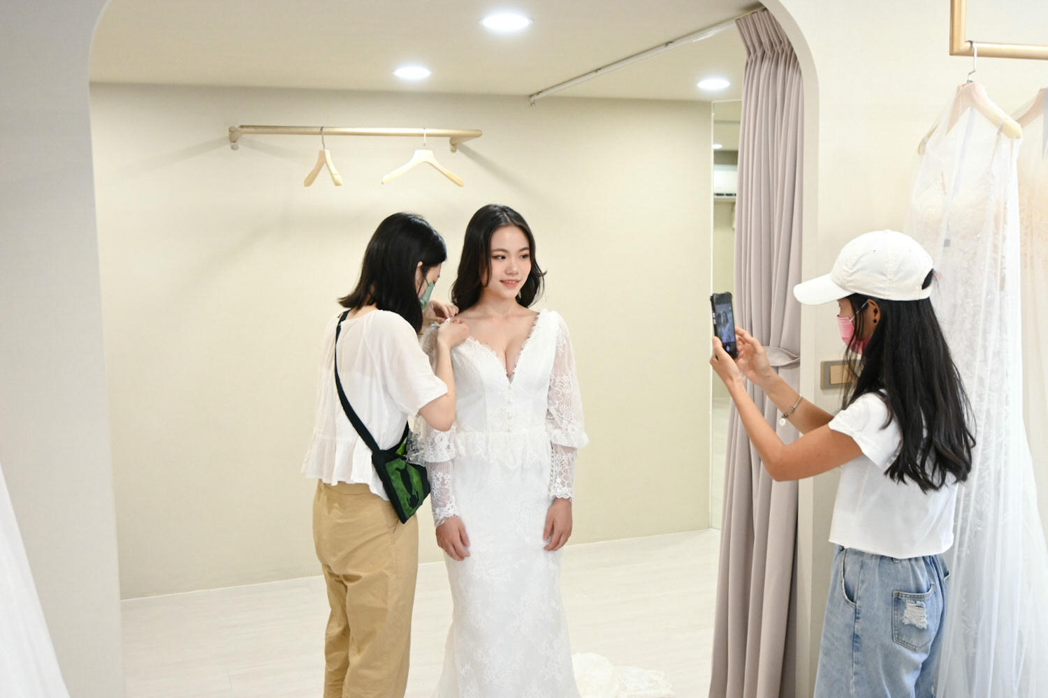 【台中婚紗推薦】一定要結婚才能穿婚紗嗎?水溝巢試穿心得、台中妝髮造型師推薦 - 第23張圖