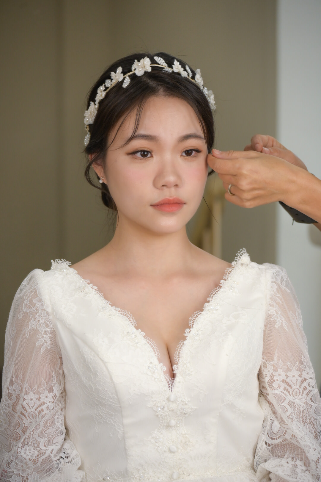 【台中婚紗推薦】一定要結婚才能穿婚紗嗎?水溝巢試穿心得、台中妝髮造型師推薦 - 第1張圖
