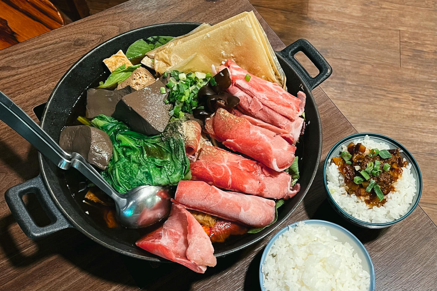 雲鼎阿二麻辣食堂石牌總店。麻辣魯肉拌飯是主體、分享鍋划算?2024菜單價位內行人吃法 - 第11張圖