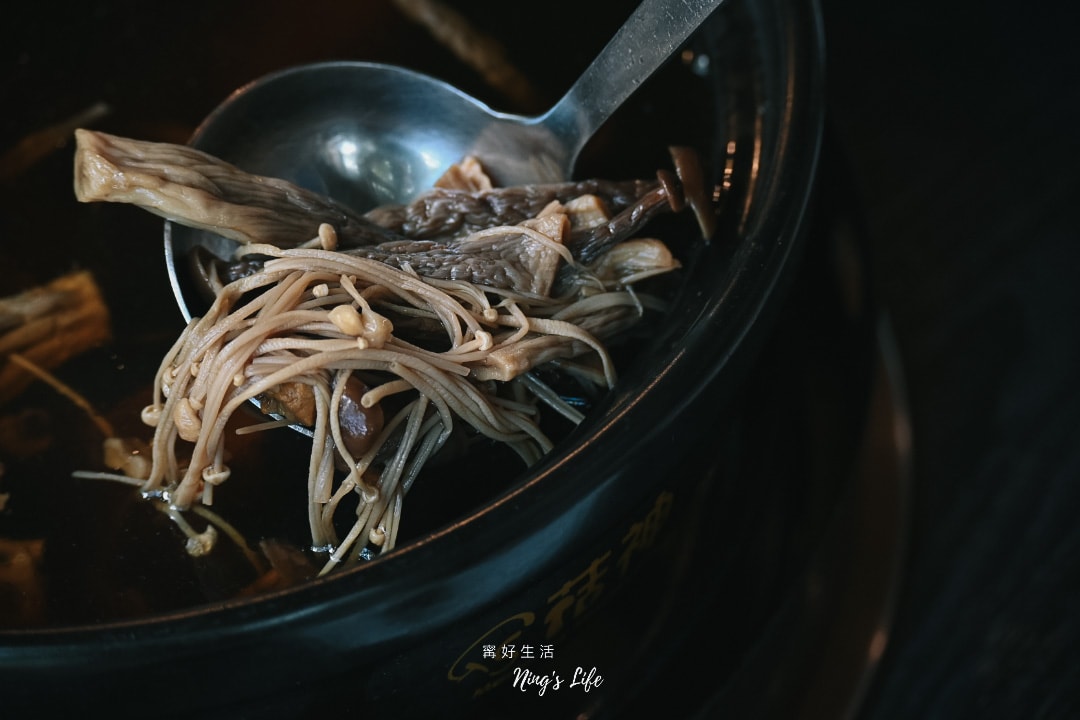 菇神新社店|第一次吃這樣點!飄香20餘年原木家傳鍋米其林推薦 - 第15張圖